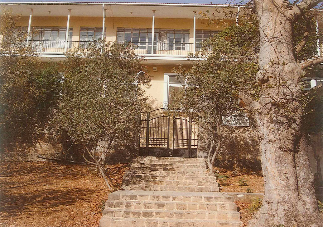 Η είσοδος του Ιδρύματος στη Λάσσης 45