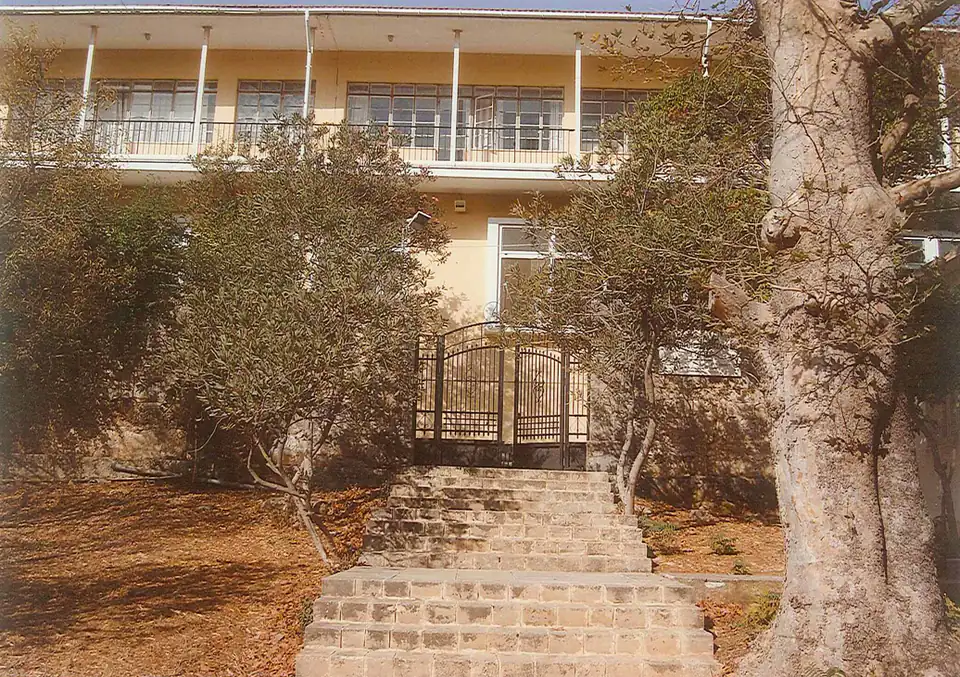 Η είσοδος του Ιδρύματος στη Λάσσης 45